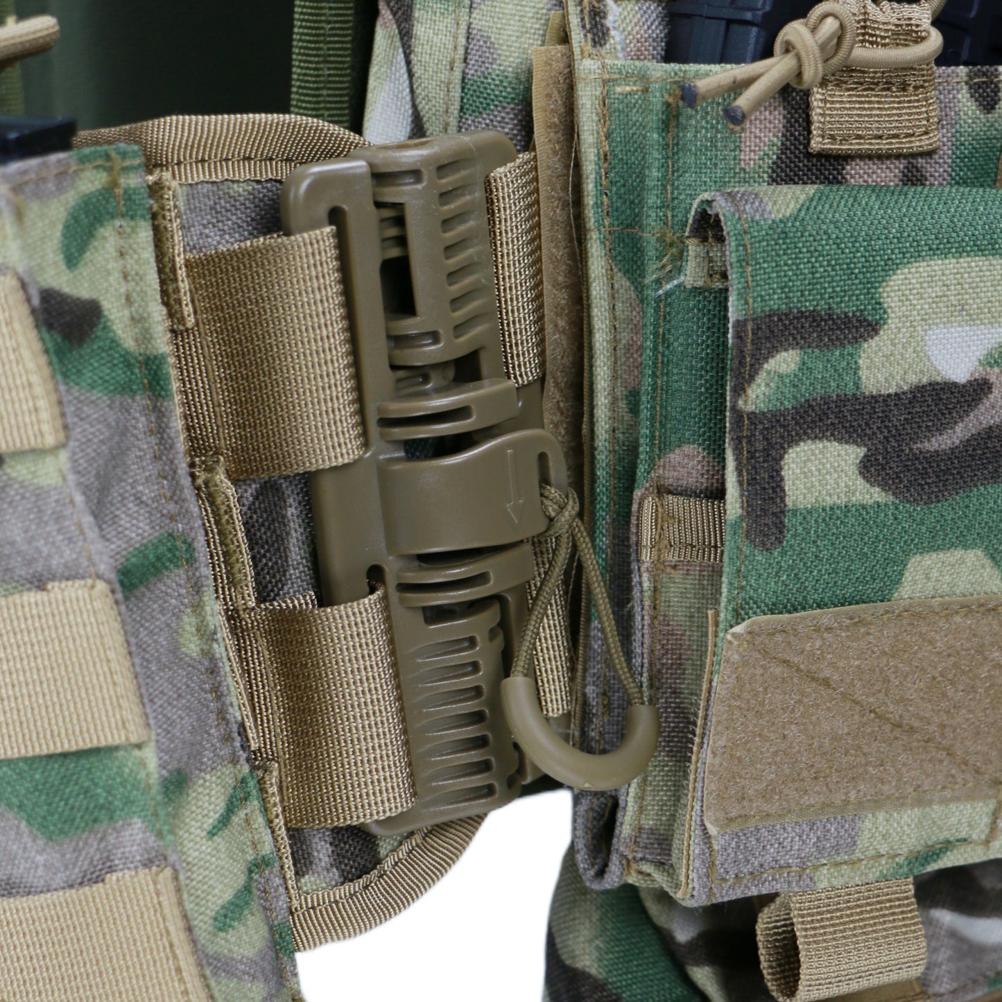 6094 tactical vest equipped with quick release buckle