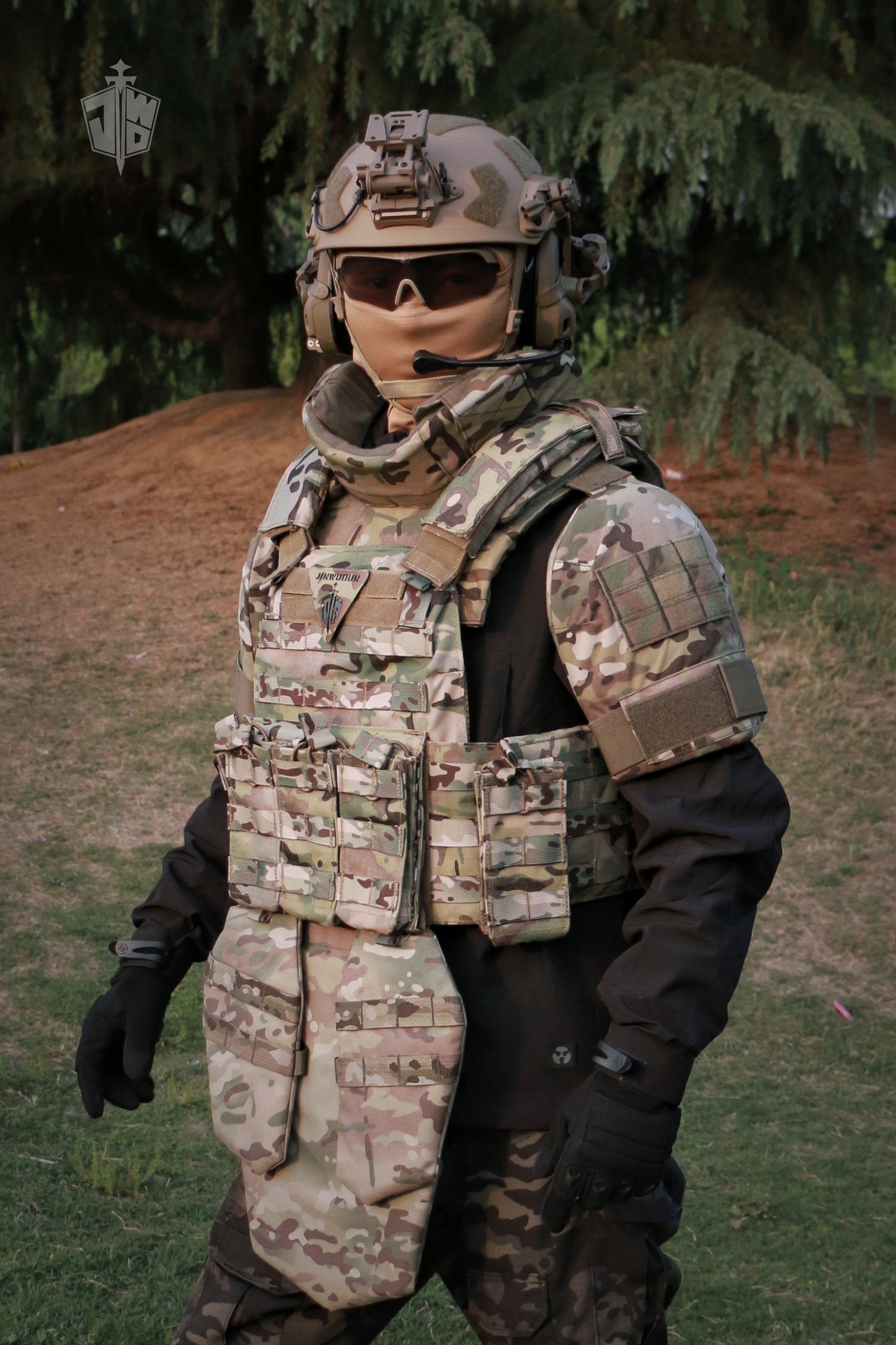 Fully protective tactical body armor - US NIJ standard level IV , modular and detachable