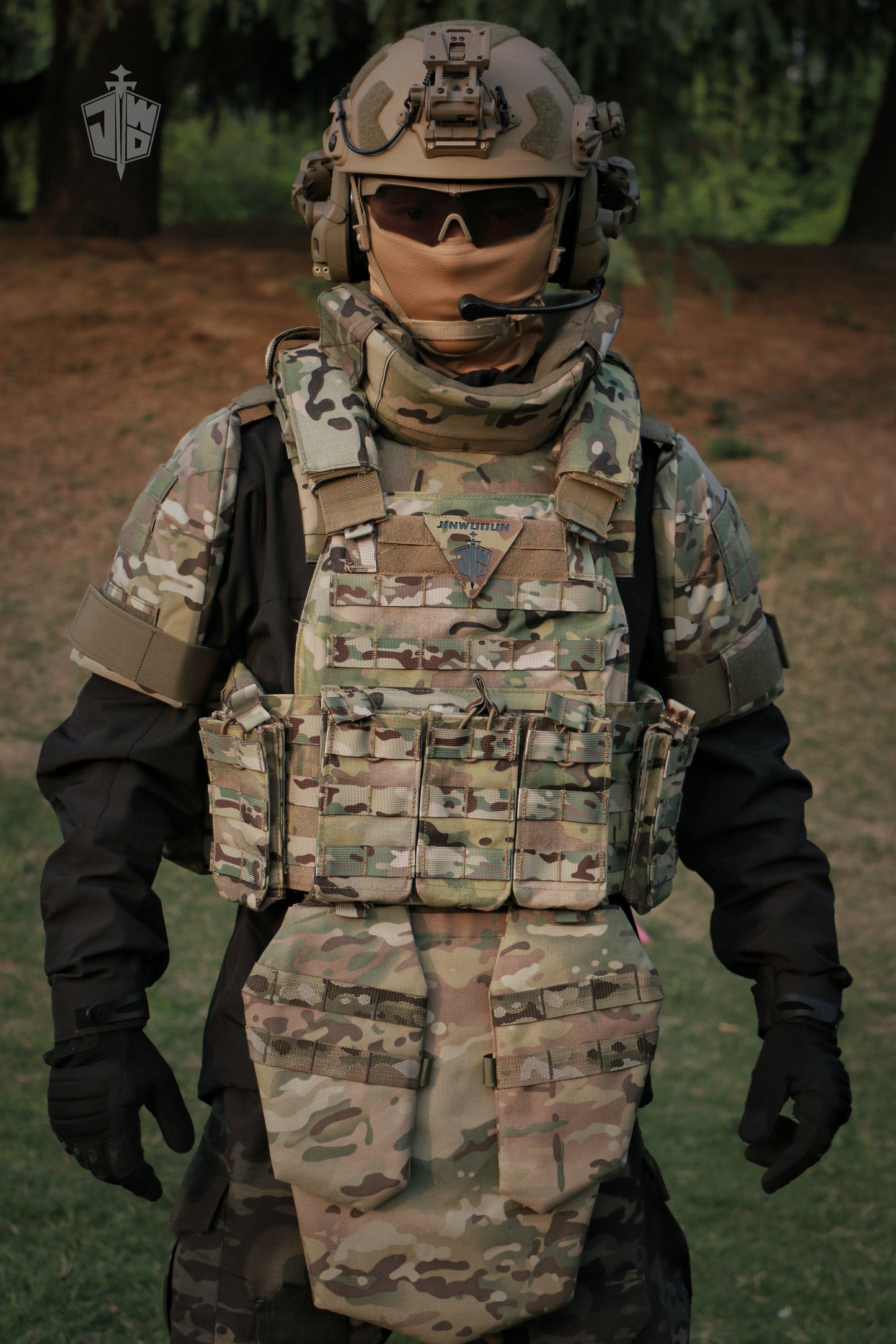 Fully protective tactical body armor - US NIJ standard level IV , modular and detachable